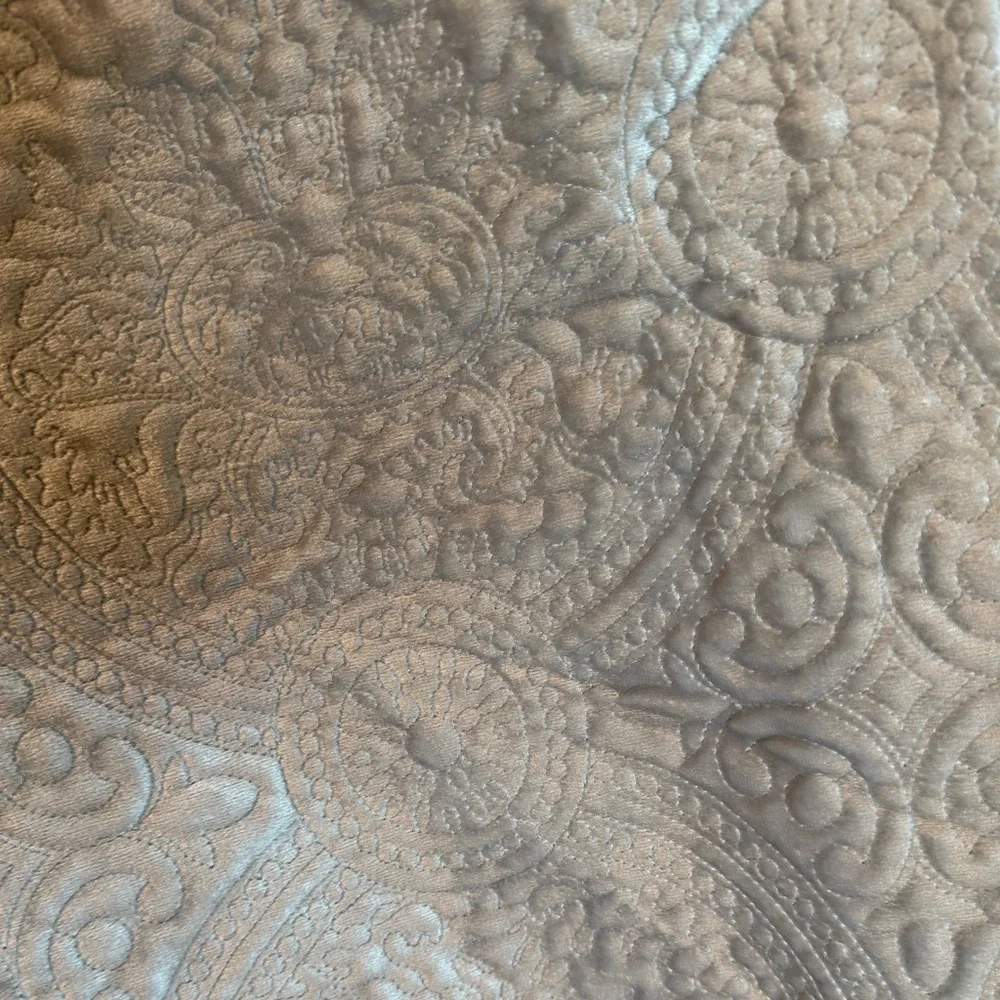 New! TAHARI HOME Velvet Silver Grey Embossed Medallion King Duvet Cover